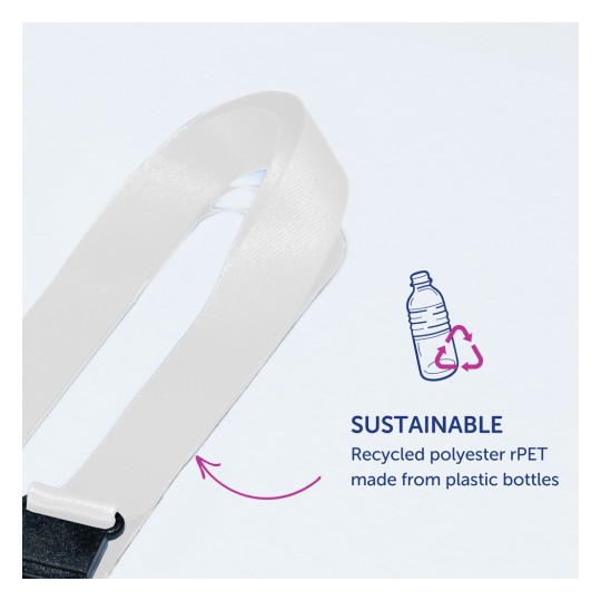 Imaginea prezintă un breloc sustenabil realizat din poliester reciclat rPET, derivat din sticle de plastic. Include o curea albă cu o cataramă neagră și text care subliniază caracterul său ecologic.