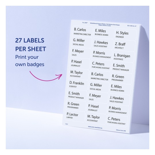 Imaginea arată o foaie de ecusoane autoadezive cu diverse nume și titluri de post listate. Sublinează faptul că există 27 de etichete pe foaie și sugerează imprimarea propriilor ecusoane.
