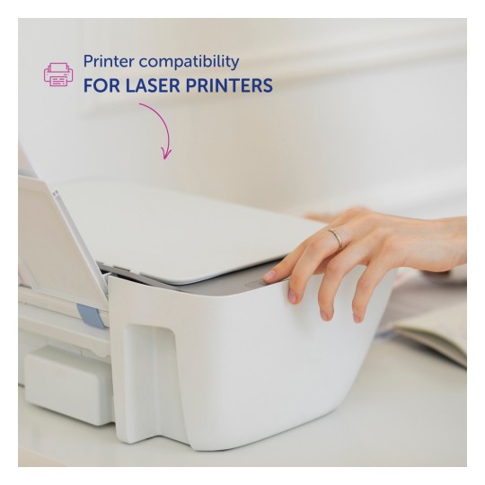 Imaginea ilustrează o mână interacționând cu o imprimantă, evidențiind compatibilitatea imprimantei, în special pentru imprimantele laser.