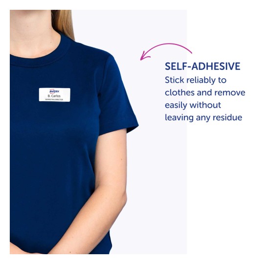 Imaginea prezintă o femeie care poartă o cămașă bleumarin cu o etichetă autoadezivă pe ea. Eticheta afișează numele 'B. Carlos' și titlul 'Director de Marketing', însoțite de o descriere a utilizării etichetei.