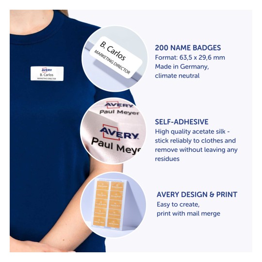 Imaginea prezintă o persoană purtând o cămașă albastră, expunând diverse ecusoane cu nume. Printre aspectele importante se numără detalii despre produs, cum ar fi 200 de ecusoane cu nume, cu calitate autoadezivă și ușurință în imprimare și design. Ecusoanele sunt prezentate în diferite formate și texte.