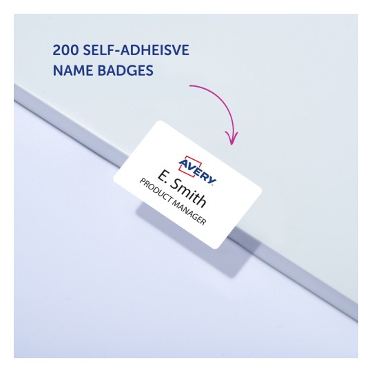 Imaginea prezintă ecusoane autoadezive de la Avery, indicând un număr de 200 și afișând un ecuson de exemplu cu numele 'E. Smith' și titlul 'Manager de produs'.