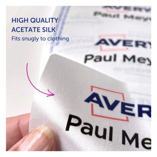 Imaginea arată un prim-plan al unei etichete realizate din mătase acetat de înaltă calitate. Aceasta prezintă cuvântul „Avery” și numele „Paul Meyer”, subliniind faptul că se potrivește perfect pe haine.