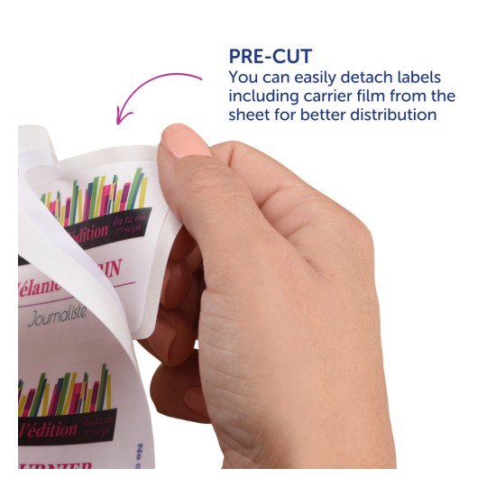 Imaginea arată o mână care ține etichete pre-tăiate. Textul indică faptul că etichetele pot fi desprinse cu ușurință de pe foaie pentru o distribuție mai bună.