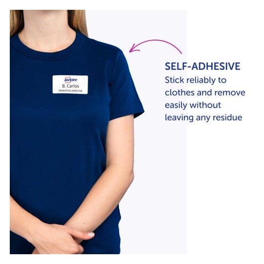 Imaginea arată o persoană purtând o cămașă bleumarin cu un ecuson pe care scrie 'B. Carlos, DIRECTOR DE MARKETING.' Ecusonul este autoadeziv și există un text care explică proprietățile acestuia.