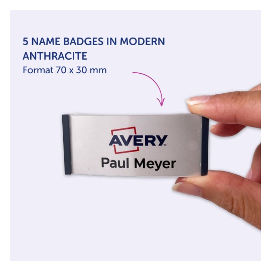 Imaginea arată o persoană ținând o ecusoană pe care scrie „Avery Paul Meyer”, evidențiind cinci ecusoane în culoarea antracit modern, cu dimensiuni de 70 x 30 mm.