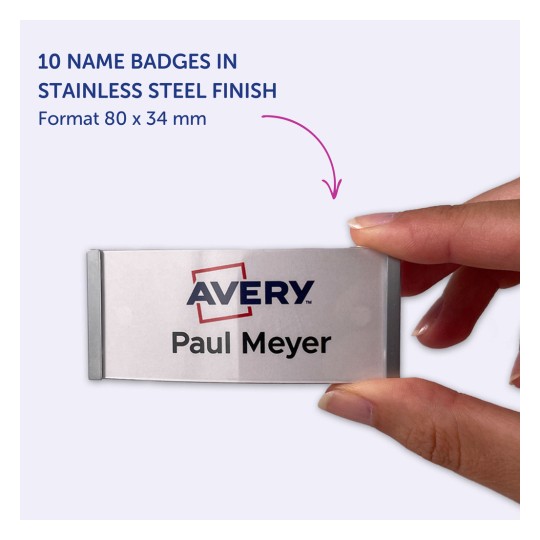 Imaginea prezintă 10 ecusoane cu nume într-un finisaj din oțel inoxidabil, afișând logo-ul 'Avery' și numele 'Paul Meyer'. Ecusoanele sunt arătate fiind ținute în mâna unei persoane.
