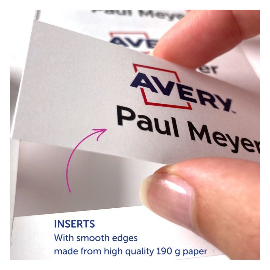 Imaginea arată o mână care ține un card de vizită cu numele 'Paul Meyer' și logo-ul 'Avery' pe el. Textul indică 'Inserts' și detalii despre margini netede și calitatea hârtiei care sunt, de asemenea, vizibile.