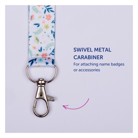 Imaginea prezintă un lanyard colorat cu un model floral și un carabinier metalic rotativ atașat, etichetat ca 'Carabinier metalic rotativ pentru atașarea ecusoanelor de nume sau accesoriilor'.