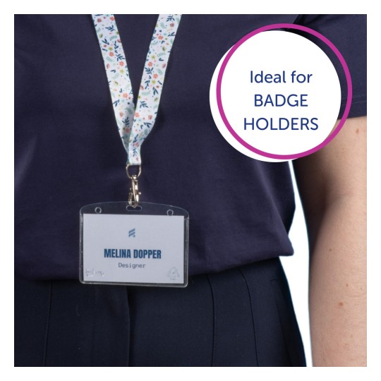 Imaginea prezintă o persoană purtând o cămașă închisă la culoare cu un șnur de gât pe care este afișată o legitimație ce scrie 'MELINA DOPPER' și 'Designer'. Șnurul de gât are un model floral colorat. Un balon de text pe imagine spune 'Ideal pentru SUPORTURI DE LEGITIMAȚIE.'