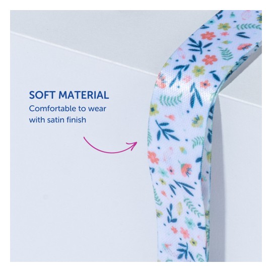 Imaginea prezintă o panglică fină cu un model floral, însoțită de text care indică finisajul său confortabil de satin.