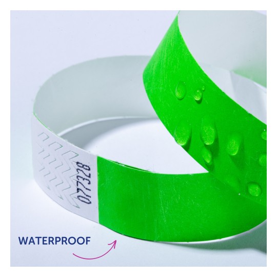 Imaginea reprezintă două brățări; una este verde aprins cu picături de apă pe ea, în timp ce cealaltă este albă cu un design texturat. Cuvântul „IMPERMEABIL” este prezent lângă brățări, sugerând capacitatea de a fi rezistentă la apă a brățării verzi.