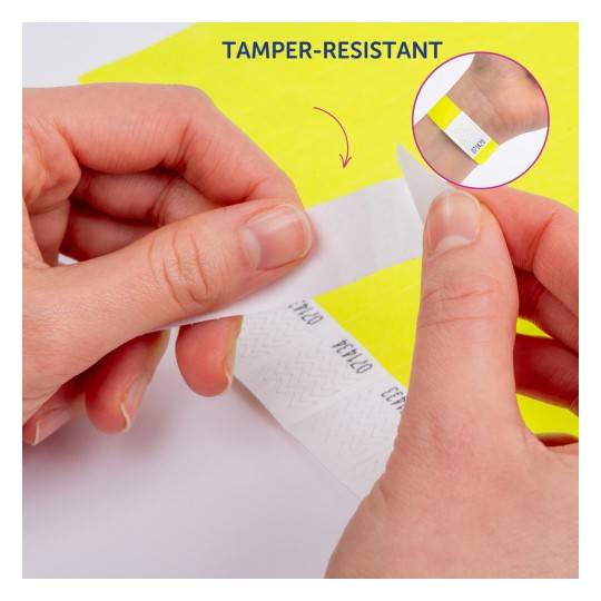 Imaginea arată o persoană care dezlipește un etichetă rezistentă la manipulare de pe o folie suport. Eticheta prezintă un model în zigzag și este așezată pe un fundal galben strălucitor.