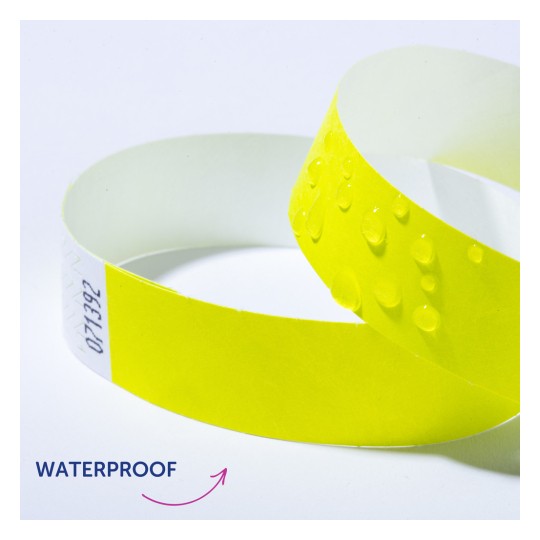 Imaginea arată o brățară galbenă impermeabilă cu picături de apă pe suprafața sa, indicând caracteristica sa de rezistență la apă.
