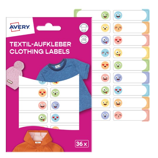 Imaginea arată etichete de îmbrăcăminte Avery cu diverse designuri colorate de emoji pentru etichetarea obiectelor. Etichetele sunt pe un ambalaj roz, cu articole de îmbrăcăminte de probă.