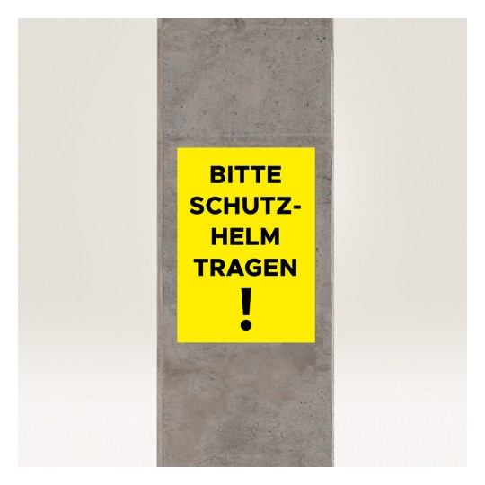 Imaginea prezintă un semn galben pe un stâlp de beton, pe care scrie 'BITTE SCHUTZ-HELM TRAGEN!', ceea ce se traduce prin 'Vă rugăm să purtați o cască!', indicând o cerință de siguranță.