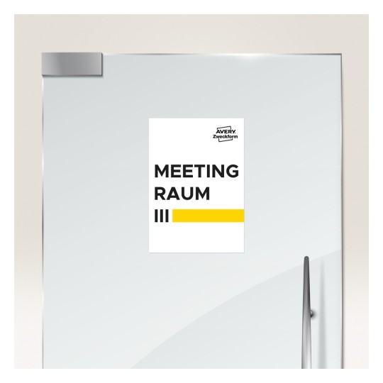 Imaginea afișează un semn de ușă care indică o sală de ședințe etichetată 'MEETING RAUM III' cu o bară galbenă sub text. Are un design elegant și modern.