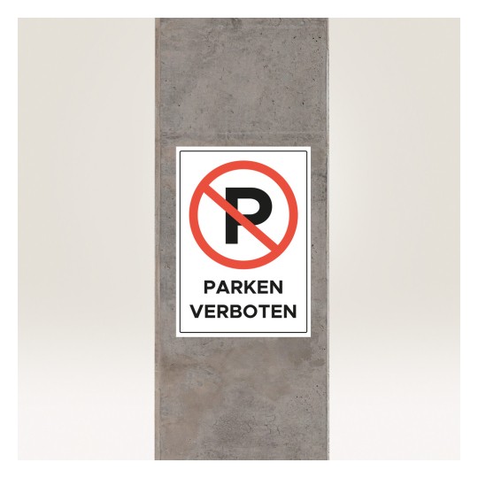 Imaginea arată un semn montat pe un stâlp de beton, indicând că parcarea este interzisă. Semnul prezintă un cerc roșu cu o linie diagonală care traversează un 'P', împreună cu textul 'PARKEN VERBOTEN' scris cu litere îngroșate.