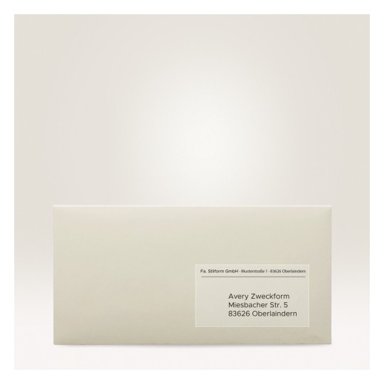 Imaginea prezintă un plic simplu, nemarcat, pe care sunt tipărite adrese vizibile. Plicul este palid și așezat pe un fundal neutru, creând o estetică minimalistă.