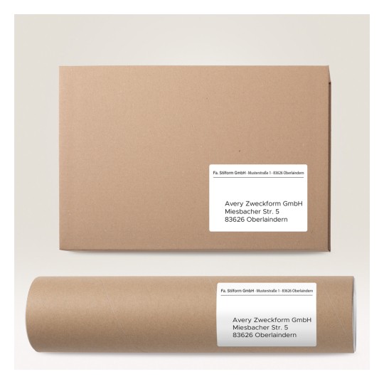 Imaginea prezintă un plic maro și un tub maro, ambele etichetate cu numele 'Avery Zweckform GmbH' și o adresă.