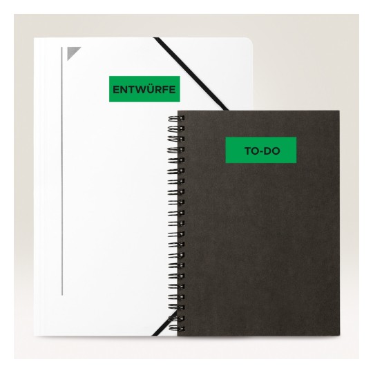 Imaginea prezintă două caiete. Unul este un dosar alb pe care scrie 'ENTWÜRFE', iar celălalt este un caiet în spirală de culoare închisă pe care scrie 'TO-DO.'
