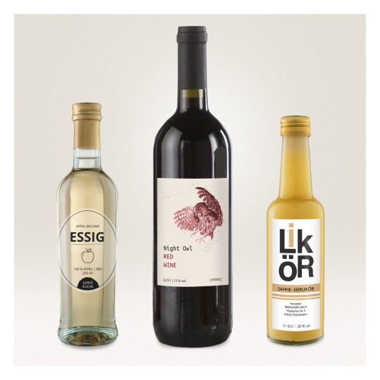 Imaginea prezintă trei sticle: o sticlă de oțet balsamic de mere, o sticlă de vin roșu etichetată 'Night Owl' și o sticlă de lichior de cremă. Acestea sunt aranjate pe un fundal deschis.