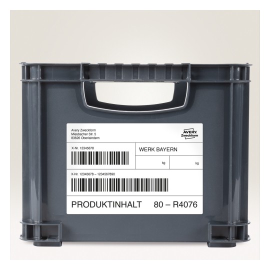 Imaginea arată o ladă de plastic gri etichetată cu detalii de expediere, inclusiv un cod de bare și textul 'Werk Bayern'. Eticheta include adrese și informații despre produse.