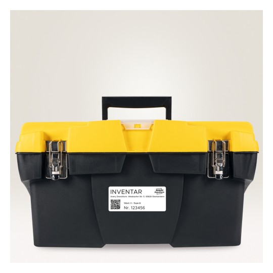 Imaginea arată o cutie de unelte neagră cu un capac galben, având un mâner și cleme metalice. Este vizibilă o etichetă care indică faptul că este pentru inventar.
