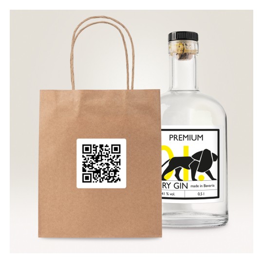 Imaginea prezintă o sticlă de gin uscat premium cu o etichetă distinctivă care afișează o siluetă de câine, lângă o pungă de hârtie maro care are un cod QR pe ea.