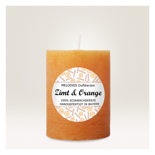 Imaginea prezintă o lumânare cilindrică, portocalie, etichetată 'Zimt & Orange', cu un design de portocale și bețe de scorțișoară. Este fabricată din 100% ceară de soia și realizată manual în Bavaria.