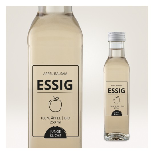 Imaginea arată o sticlă de oțet balsamic de mere. Eticheta indică faptul că este făcut din 100% mere, este organic și conține 250 ml. Numele brandului este Junge Küche.