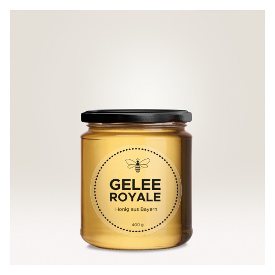 Imaginea arată un borcan de Gelee Royale, un produs apicol, cu o etichetă care indică faptul că este miere din Bavaria. Borcanul este transparent cu un capac negru și conține 400 de grame.