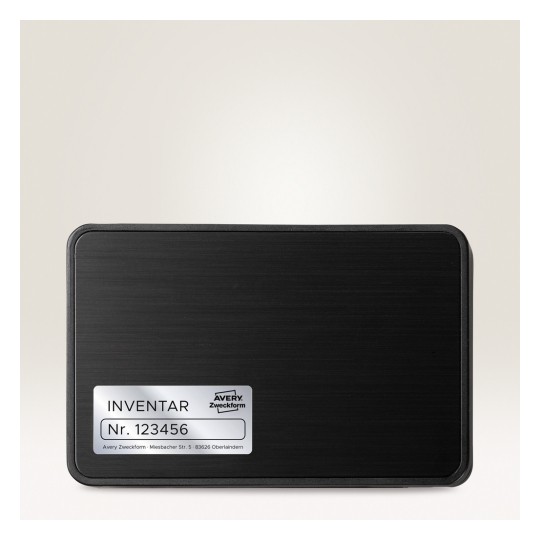 Imaginea arată un obiect rectangular negru cu o etichetă pe care scrie 'INVENTAR' și un număr de serie 'Nr. 123456'. Acesta este de la un brand numit Avery Zweckform, utilizat în mod obișnuit pentru gestionarea inventarului.