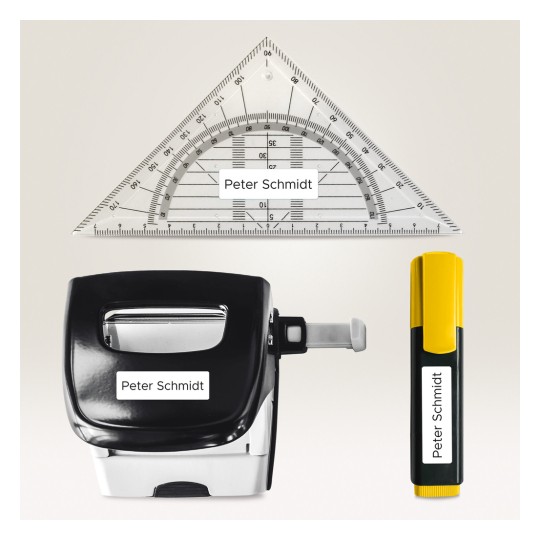 Imaginea conține un echer triunghiular, un capsator negru și un marker galben, toate etichetate cu numele 'Peter Schmidt'.