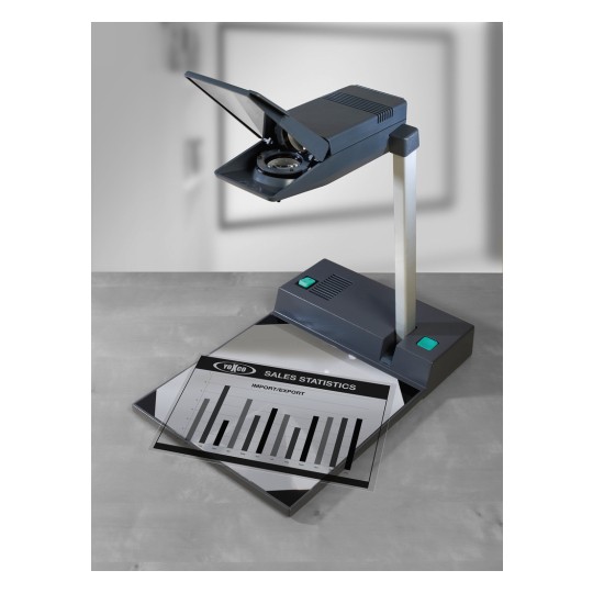 Un retroproiector care afișează statistici de vânzări pe o foaie de transparență clară, cu grafice care indică datele de import/export, plasat pe o suprafață gri.