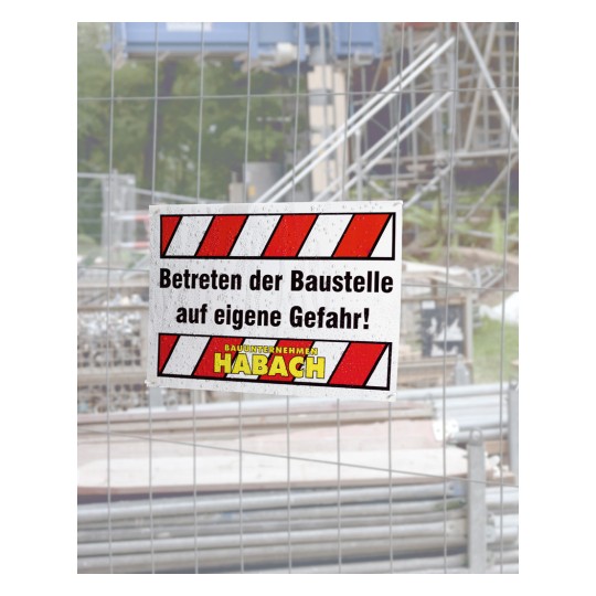 Imaginea arată un semn de avertizare pe un șantier de construcții în limba germană, avertizând că intrarea pe șantier se face pe propriul risc, cu logo-ul unei companii numite Habach.