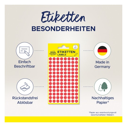Imaginea afișează un ambalaj pentru etichete Avery cu puncte roșii. Indică faptul că produsul este fabricat în Germania, este ușor de scris pe el, este detașabil și realizat din hârtie sustenabilă.