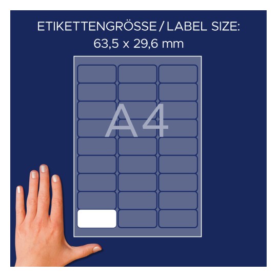 Imaginea arată o coală de etichete cu dimensiunile 63,5 x 29,6 mm, proiectată pentru formatul A4. O mână este așezată lângă coală pentru referință.