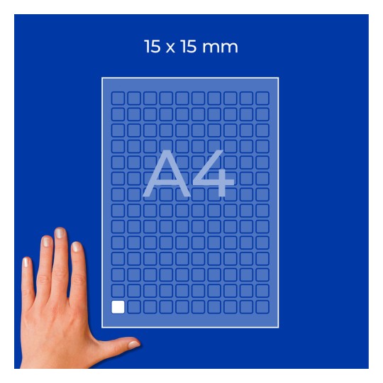 Mână lângă o foaie cu grilă A4, etichetată 15 x 15 mm, cu multe pătrățele mici?