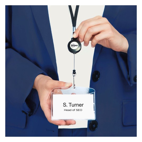 O persoană îmbrăcată într-un costum albastru ține un ecuson retractabil. Pe ecuson este afișat numele 'S. Turner' și titlul 'Șef SEO'.
