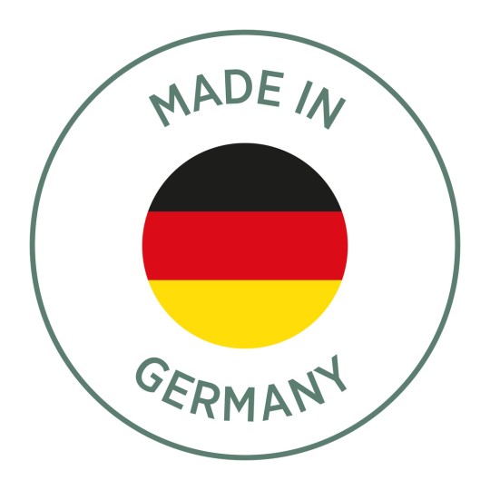 Imaginea prezintă un logo circular cu textul 'MADE IN' deasupra unui steag rotund care reprezintă Germania. Steagul are dungi orizontale negre, roșii și galbene.