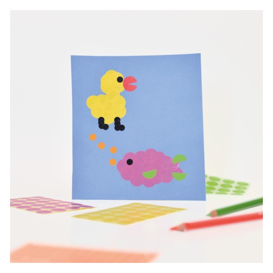 Imaginea prezintă o lucrare de artă din hârtie colorată, cu un rățușor galben și un pește roz pe un fundal albastru. Acestea sunt realizate din autocolante circulare, cu bule portocalii care se ridică de la pește spre rățușor. În jurul lucrării principale sunt hârtie colorată și creioane.