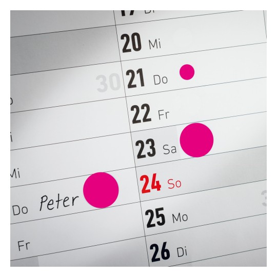 Imaginea arată un calendar cu date marcate. Înregistrările notabile includ 'Peter' scris pe 21, iar data de 24 este evidențiată cu roșu, indicând 'Du' (Duminică).