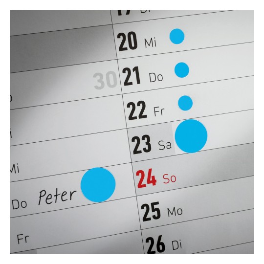 Imaginea arată o pagină de calendar cu date și marcaje. Date notabile includ 21, 22, 23 și 24, cea din urmă având scris „Peter” lângă ea într-un stil scris de mână. Data de 24 este evidențiată cu roșu.
