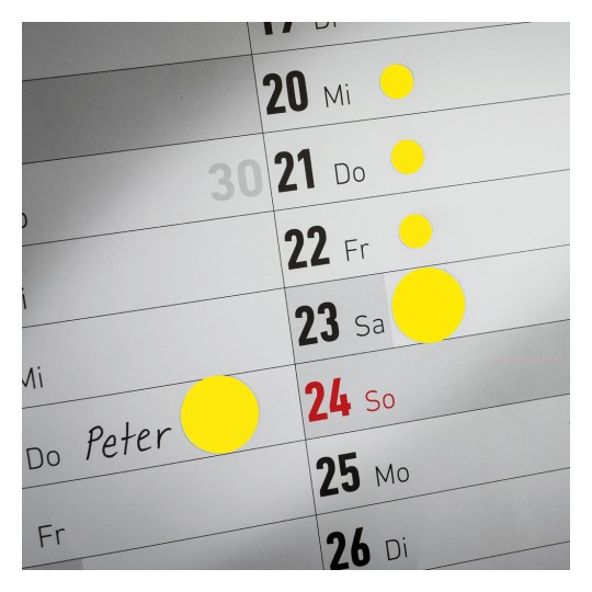 Imaginea afișează un calendar pentru săptămână cu datele evidențiate. Data de 24 este marcată cu roșu și are scris numele „Peter” alături. Alte date au cercuri galbene care indică evenimente notabile sau mementouri.