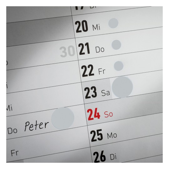 Imaginea arată un calendar cu zile numerotate și activități notate. Ziua de 24 este evidențiată cu roșu și include numele 'Peter'.
