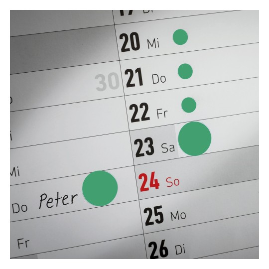 Această imagine arată o pagină de calendar cu date specifice marcate. Numele 'Peter' este scris lângă data de 24, cu cercuri care indică zile notabile în jurul acesteia.