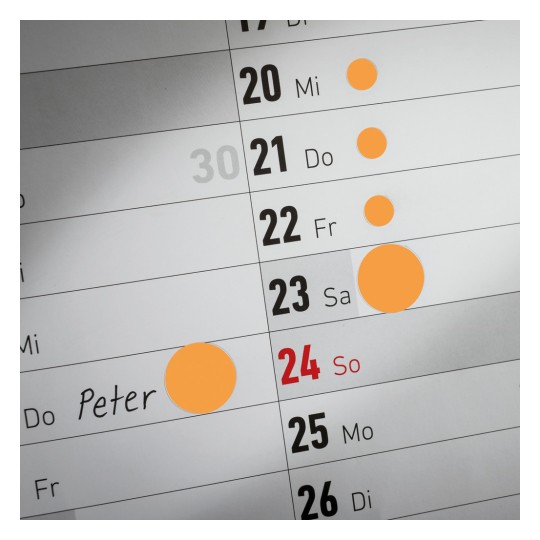 Imaginea arată o pagină de calendar cu date de la 17 la 30, evidențiind evenimentele pe 20, 21, 22 și 24, inclusiv numele 'Peter' scris pe 24.