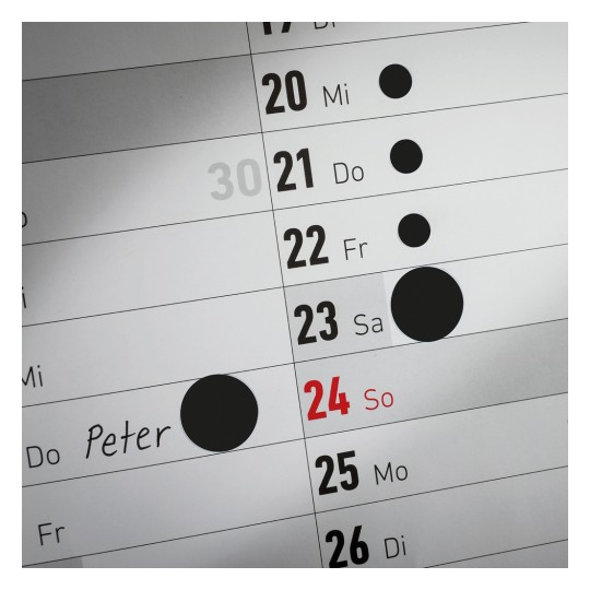 O pagină de calendar care arată datele cu „Peter” scris pe 24. Marchează alte date cu cercuri negre.