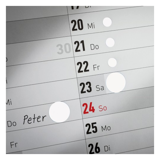 Imaginea prezintă un calendar care afișează datele de la 17 până la 30. Notabil, numele 'Peter' este scris de mână lângă data de 24, care este evidențiată cu roșu ca duminică.